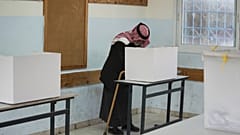 Ein palästinensischer Mann gibt seine Stimme bei den Kommunalwahlen ab, den ersten seit zwei Jahrzehnten im Gazastreifen und den ersten im Westjordanland seit Beginn des Krieges zwischen Israel und der Hamas