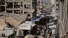 فلسطينيون يتسوقون في خان يونس جنوب قطاع غزة، الثلاثاء. 17 مارس 2026. 