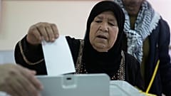Palästinische Frau stimmt bei ersten Kommunalwahlen in Gaza seit zwanzig Jahren ab