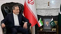 El ministro iraní de Asuntos Exteriores, Abbas Araghchi, se reúne con el jefe del Ejército de Pakistán, el mariscal de campo Asim Munir, sábado 25 de abril de 2026. 