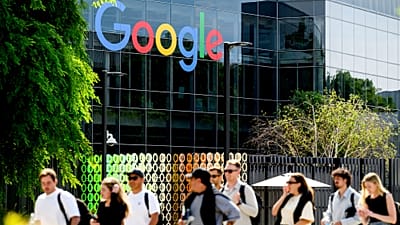 Un grupo de personas camina por la sede de Google en Mountain View, California, el jueves 26 de marzo de 2026.