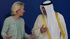 اورزولا فن در لاین، رئیس کمیسیون اروپا (چپ)، در حال صحبت با جاسم محمد البدیوی، دبیرکل شورای همکاری خلیج فارس