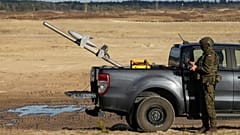 Das amerikanische Drohnensystem Merops, das von Polen und Rumänien zur Abwehr russischer Drohnen eingesetzt wird, wird am Dienstag, 18. November 2025, in Nowa Deba, Polen, getestet.