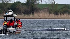 Rettungskräfte nähern sich Timmys Wal mit dem Schlauchboot, 25.04.2026