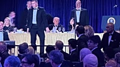 Beyaz Saray Muhabirleri Yemeği'ndeki silahlı saldırı olayında gizli servis üyeleri Trump'ı yerinden uzaklaştırmaya çalışıyor, 25 Nisan 2026.