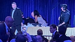 Mitglieder des Secret Service decken und entfernen Donald während der Schießerei beim White House Correspondents' Dinner