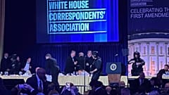 Les membres du Secret Service couvrent et retirent Donald lors de l'incident de la fusillade lors du dîner des correspondants de la Maison Blanche.