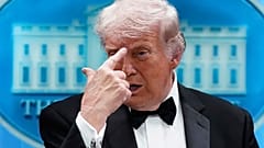 يشير الرئيس الأمريكي دونالد ترامب بيده أثناء حديثه في قاعة جيمس برادي للإحاطات الصحفية داخل البيت الأبيض، عقب تهديد غير محدد خلال العشاء السنوي لرابطة مراسلي البيت الأبيض