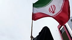 امرأة تحمل العلم الإيراني في حملة مؤيدة للحكومة في وسط مدينة طهران، إيران، السبت 25 أبريل 2026.