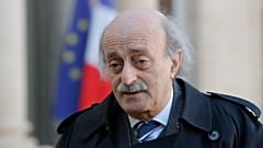 الزعيم الدرزي اللبناني وليد جنبلاط يتحدث لوسائل الإعلام في قصر الإليزيه بعد لقائه بالرئيس الفرنسي فرانسوا هولاند في باريس يوم الاثنين 28 يناير 2013. 