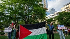 Demonstranten halten eine palästinensische Flagge, als sie sich während einer von der Austin Coalition for Palestine organisierten Demonstration im Republic Square Park in der Innenstadt von Austin am Mittwoch, 8. April 2026, gegen den Krieg im Iran erheben. 