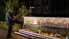 Ein Mann legt am 25. April 2026 in Slawutytsch Blumen an einer Gedenkstätte für die Feuerwehrleute und Arbeiter nieder, die 1986 bei der Nuklearkatastrophe von Tschernobyl ums Leben kamen.