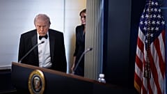 US-Präsident Donald Trump trifft nach einer Schießerei bei einem Pressedinner in Washington am Samstag, den 25. April 2026, im Presse-Briefing-Raum des Weißen Hauses ein. 