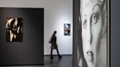 Die Ausstellung mit dem Titel Fashion Geometry in Pécs, die eine Auswahl der Arbeiten des Fotografen Márton Szipál zeigt