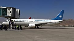 ينزل الركاب من الطائرة لدى وصولهم من قندهار إلى مطار حامد كرزاي الدولي في كابول، أفغانستان، يوم الأحد 5 سبتمبر/أيلول 2021.