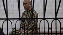 يجلس عاطف نجيب، الرئيس السابق لفرع الأمن السياسي في منطقة درعا خلال حكم بشار الأسد، في قفص الاتهام خلال جلسة محاكمة في قصر العدل بدمشق، سوريا، يوم الأحد 26 أبريل/نيسان 2026.