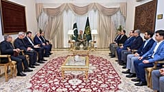 Der iranische Außenminister Abbas Araghchi, fünfter von links, trifft sich mit Premierminister Shehbaz Sharif, Mitte, in Islamabad, Pakistan, Samstag, 25. April 2026.