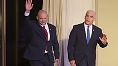 نفتالی بنت و یائیر لاپید، نخست وزیران پیشین اسرائيل