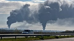Fumo dopo un attacco russo a Dnipro, Ucraina, sabato 25 aprile 2026. (Foto AP/Mykola Synelnykov)