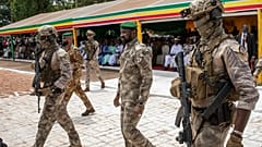 ARCHIV - Oberstleutnant Assimi Goïta, Chef der regierenden Junta in Mali, in der Mitte, nimmt an der Militärparade zum Unabhängigkeitstag in Bamako, Mali, teil.