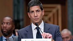 Kevin Warsh testimonia durante l'audizione per la nomina a membro e presidente del Consiglio dei governatori della Federal Reserve. 21 aprile 2026.