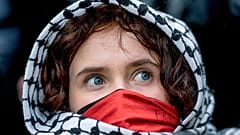 شابة خلال تظاهرة مؤيدة للفلسطينيين نظمتها مجموعة "تحالف الطلاب برلين"  في جامعة الجامعة الحرة في برلين ببرلين، ألمانيا، في 7 مايو 2024.
