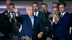 Macaristan Başbakanı Viktor Orban, parlamento seçimlerinin ardından yaptığı konuşmadan sonra destekçilerini selamlıyor, 12 Nisan 2026.