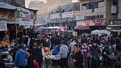 فلسطينيون يتسوقون في سوق خلال شهر رمضان المبارك في دير البلح، وسط قطاع غزة، يوم الأربعاء 25 فبراير/شباط 2026. AP Photo/Abdel Kareem Hana