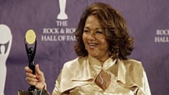 Nedra Talley Ross bei der Aufnahme der Ronettes in die Rock & Roll Hall of Fame, 2007