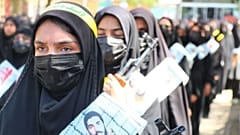 تصویری از رژه زنان حامی حکومت در مشهد