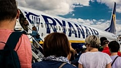 Ryanair beklagt starke Einbrüche im Flugverkehr. Zusätzlich belasten Luftverkehrssteuer und Flughafengebühren das Geschäft.