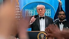 Il presidente degli Stati Uniti Donald Trump gesticola mentre parla nella sala stampa James Brady alla Casa Bianca, 25 aprile 2026