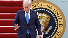 ABD Başkanı Donald Trump, Joint Base Andrews'e varışında Air Force One uçağının merdivenlerinden inerken el sallıyor, 25 Nisan 2026.