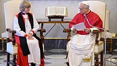L'incontro tra l'arcivescovo di Canterbury Sarah Mullally e Papa Leone XIV, in Vaticano, il 27 aprile 2026
