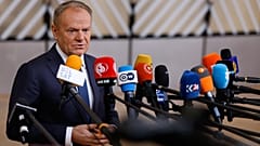 Der polnische Ministerpräsident Donald Tusk spricht zu den Medien bei seiner Ankunft auf dem EU-Gipfel in Brüssel, Donnerstag, 18. Dezember 2025.