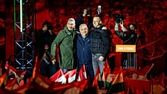 Orbán Viktor leköszönő miniszterelnök (k), Lázár János építési miniszter (b) és Szijjártó Péter külügyminiszter a Fidesz kampányzáróján 2026 április 11-én.