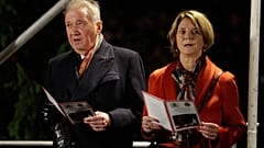 السفيرة النرويجية لدى بريطانيا، مونا جول (على اليمين)، وزوجها الدبلوماسي تيرجي رود-لارسن، في ميدان ترافالغار، لندن، الخميس 6 ديسمبر/كانون الأول 2018. (صورة من وكالة أسوشيتد بر