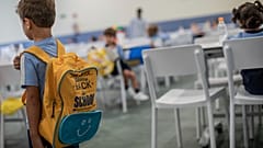 ARCHIVO: Un alumno llega al colegio internacional J.H.Newman en Madrid, España, el martes 8 de septiembre de 2020.