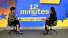 Spaniens Migrationsministerin Elma Saiz und Euronews-Reporterin Amaia Echevarria