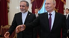 الرئيس الروسي فلاديمير بوتين (يمين الصورة) ووزير الخارجية الإيراني عباس عراقجي يسيران لحضور المحادثات في مكتبة بوريس يلتسين الرئاسية، في سانت بطرسبرغ، روسيا، يوم الاثنين 27 أب