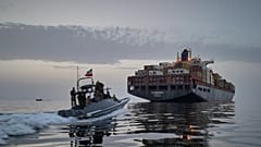 Ein Schnellboot der Revolutionsgarden (IRGC) nähert sich dem Frachtschiff Epaminondas während einer Beschlagnahmung in der Straße von Hormuz, die von staatlichen Medien als solche bezeichnet wird, 21. April 2026