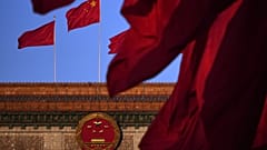 La bandiera cinese all'esterno della Grande Sala del Popolo, Pechino, Cina, 11 marzo 2026