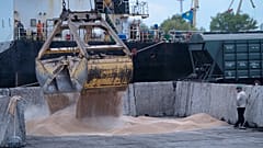 Arbeiter verladen Getreide in einem Getreidehafen in Izmail, 26. April 2023