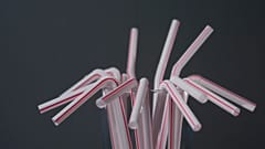 Plastikstrohhalme werden am Dienstag, den 11. Februar 2025, in Cincinnati in einem Glas ausgestellt.