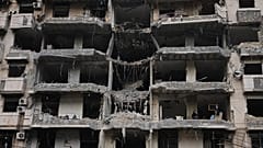 Un edificio di appartamenti pesantemente danneggiato nella periferia meridionale di Beirut, 25 aprile 2026