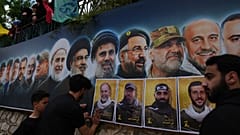 Simpatizantes de Hezbolá sostienen retratos de combatientes de Hezbolá muertos en ataques israelíes en Kfar Sir, Líbano, el martes 21 de abril de 2026.