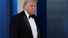 وصل الرئيس دونالد ترامب لإلقاء كلمة في غرفة جيمس برادي للصحافة في البيت الأبيض بعد حادث إطلاق نار خارج قاعة الاحتفالات في حفل عشاء جمعية مراسلي البيت الأبيض السنوي في واشنطن، 