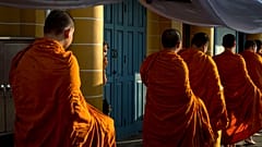 Buddhistische Mönche, die in der Nähe des Großen Palasts Almosen sammeln, wo am Sonntag, dem 5. Mai 2019, in Bangkok die Krönung von König Maha Vajiralongkorn stattfindet.