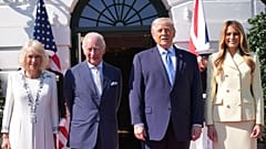 Il presidente Donald Trump e la first lady Melania Trump salutano il re britannico Carlo III e la regina Camilla al loro arrivo alla Casa Bianca, lunedì 27 aprile 2026