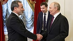 الرئيس الروسي فلاديمير بوتين يصافح وزير الخارجية الإيراني عباس عراقجي في مكتبة بوريس يلتسين الرئاسية في سانت بطرسبرغ، روسيا، يوم الاثنين 27 أبريل/نيسان 2026.